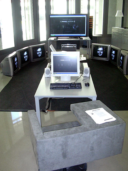 34- Installation Internet participative r�alis�e avec l'INA (Institut National de l'Audiovisuel) pr�sent�e dans les locaux du Minist�re de le culture et de la communication en mars et juin 2005
