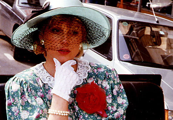 37- Exp�rience de presse utilisant la presse �crite, la t�l�vision, la radio, le t�l�phone, le minitel, l'affiche, le bombage, � partir du Mus�e des Beaux-Arts de Toulon et la participation d'un grand quotidien regional Var Matin. Sous forme d'un jeu de piste, � la recherche d'un personnage imaginaire : Julia Margaret Cameron r�incarn�e. Janvier/juin 1988 (avec l'assistance de l'artiste Jean-No�l Laszlo sur place � Toulon)