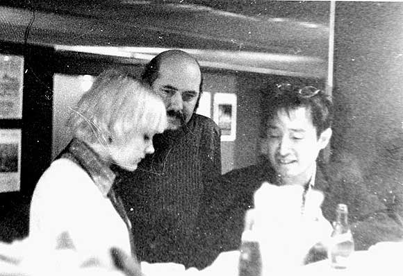59- Nam June Paik et Fred Forest au bar du Mus�e d�Art Moderne de la Ville de Paris, 1974